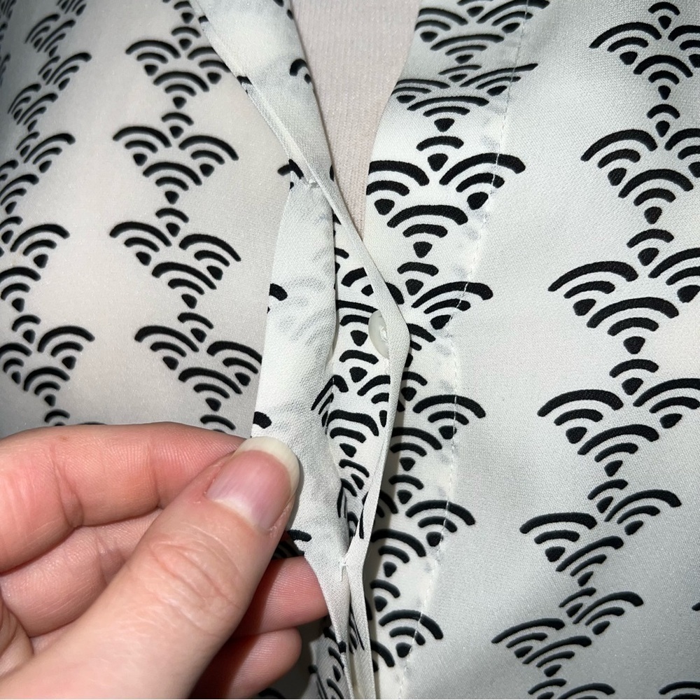 Theory 100% Silk Printed Button Front Ivory Black Blouse Women’s Petite Small - Picture 4 of 12